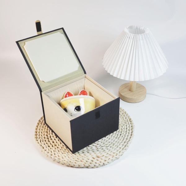 このカートゥーン風の猫の骨壷「窯神さまの祝福」は、容量400mlのカスタマイズ可能なセラミック製ペット用骨壷で、小型のペットに適しています。