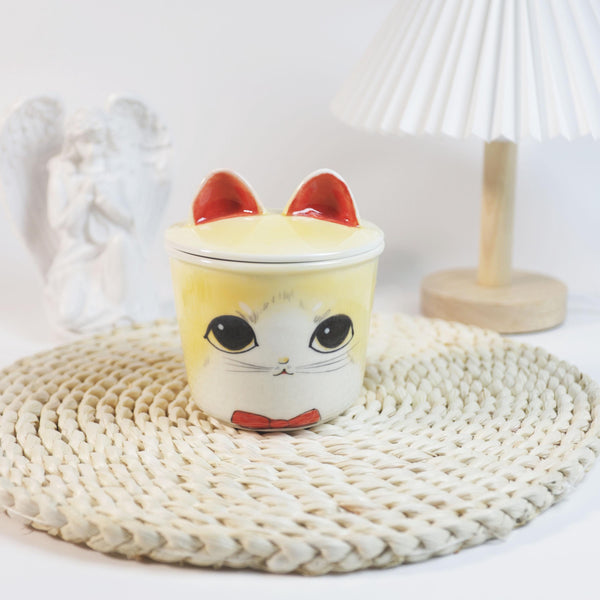 このカートゥーン風の猫の骨壷「窯神さまの祝福」は、容量400mlのカスタマイズ可能なセラミック製ペット用骨壷で、小型のペットに適しています。