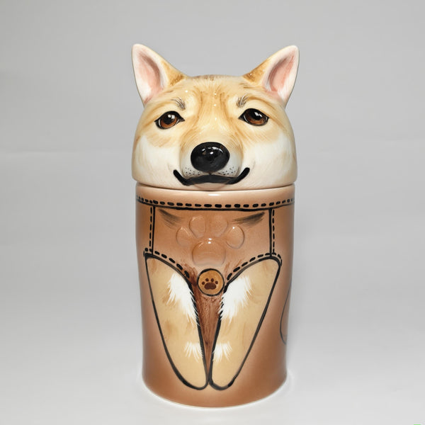 この円柱型のドッグボウルは、日本風の上品な秋田犬デザインがあしらわれており、保温性に優れ、清潔に使えるカスタム文字入れにも対応しています。[文末の “for hygienic” は本来後ろに “use” などが続くと自然なため、「清潔に使える」という意味合いで補って訳しています]